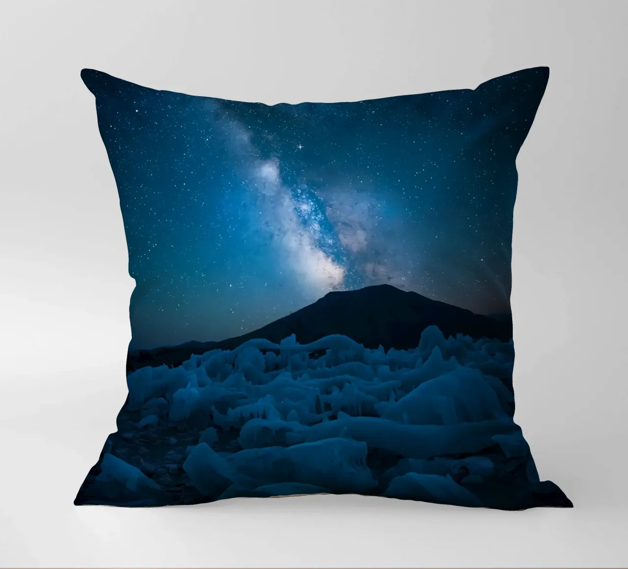 Paesaggio ghiacciato con montagna e Via Lattea di notte cuscino da DesignDoodle