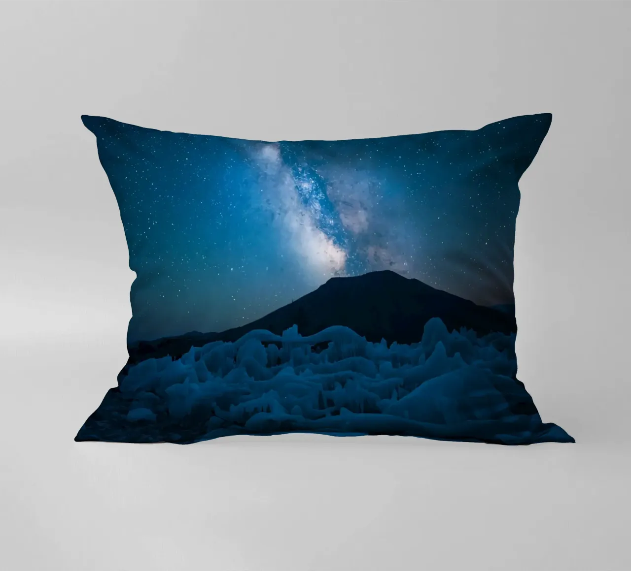 Paesaggio ghiacciato con montagna e Via Lattea di notte cuscino da DesignDoodle