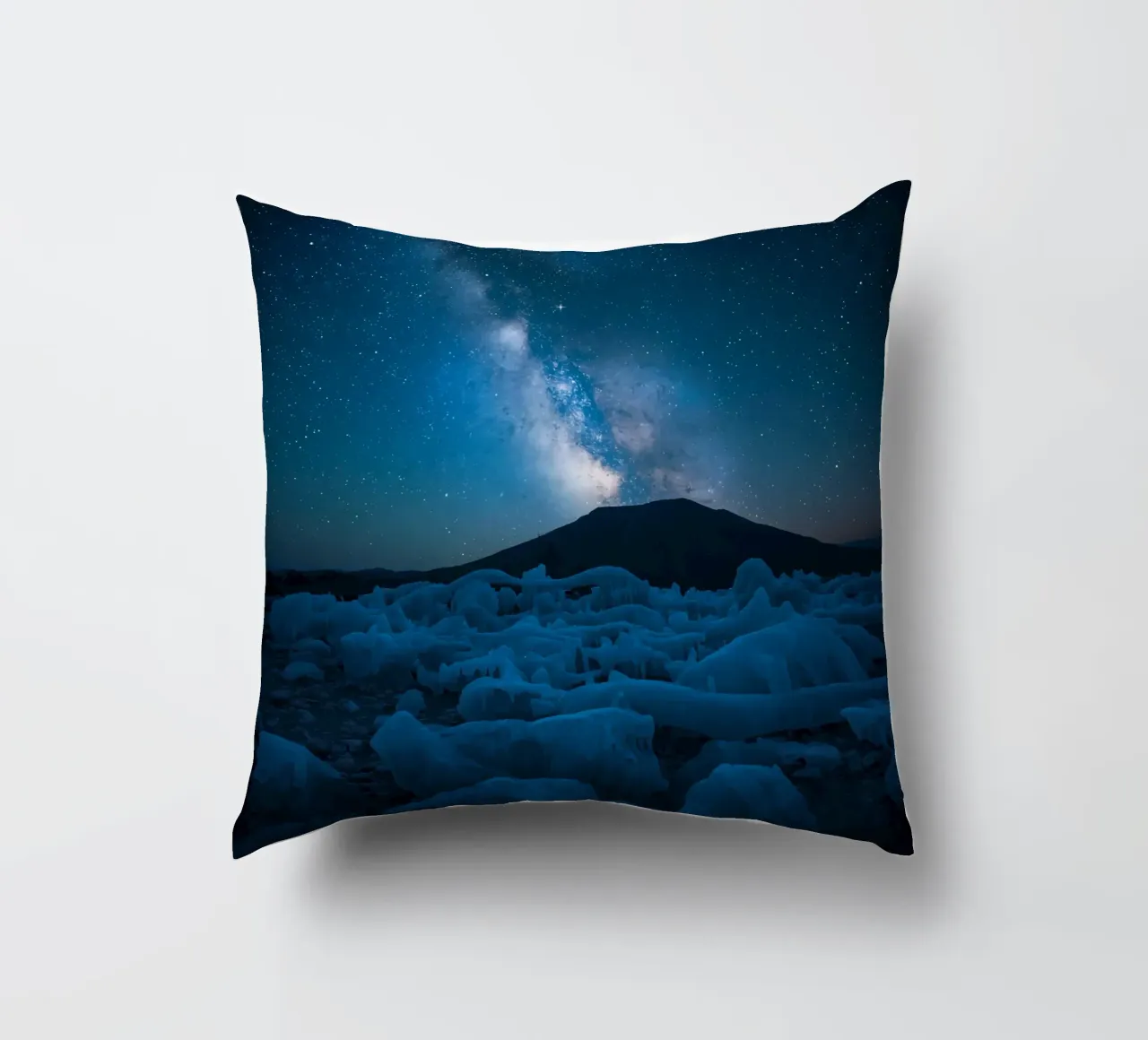Paesaggio ghiacciato con montagna e Via Lattea di notte cuscino da DesignDoodle