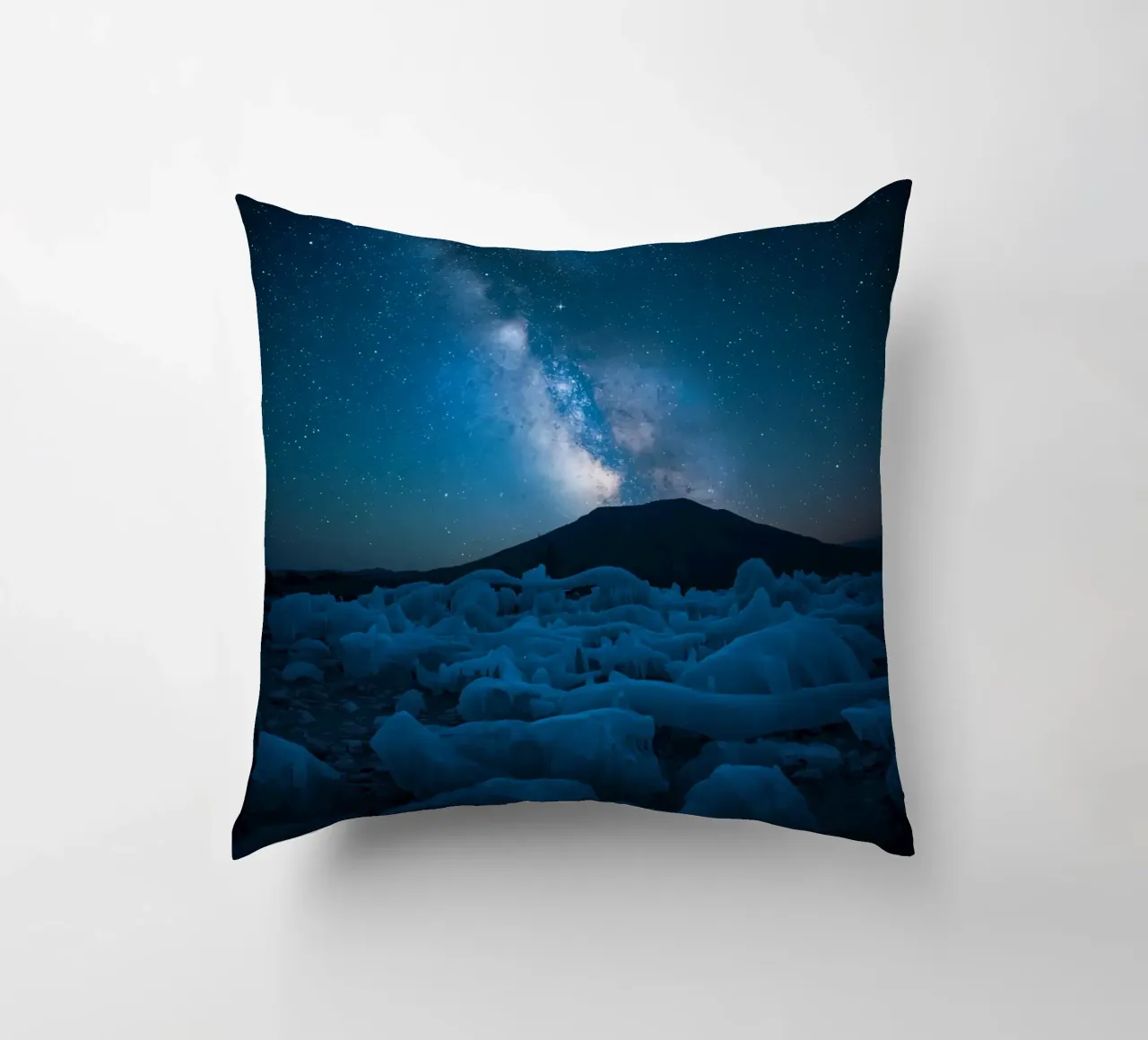 Paesaggio ghiacciato con montagna e Via Lattea di notte cuscino da DesignDoodle
