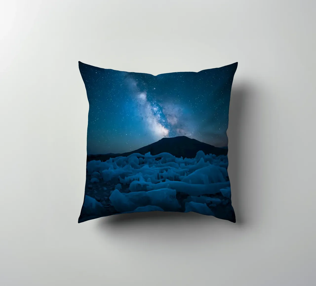 Paesaggio ghiacciato con montagna e Via Lattea di notte cuscino da DesignDoodle