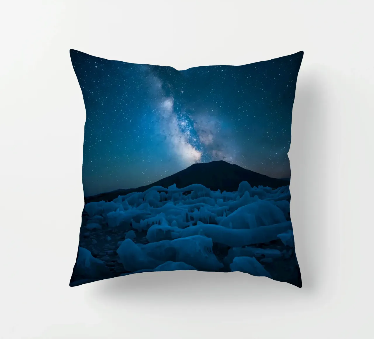 Paesaggio ghiacciato con montagna e Via Lattea di notte cuscino da DesignDoodle