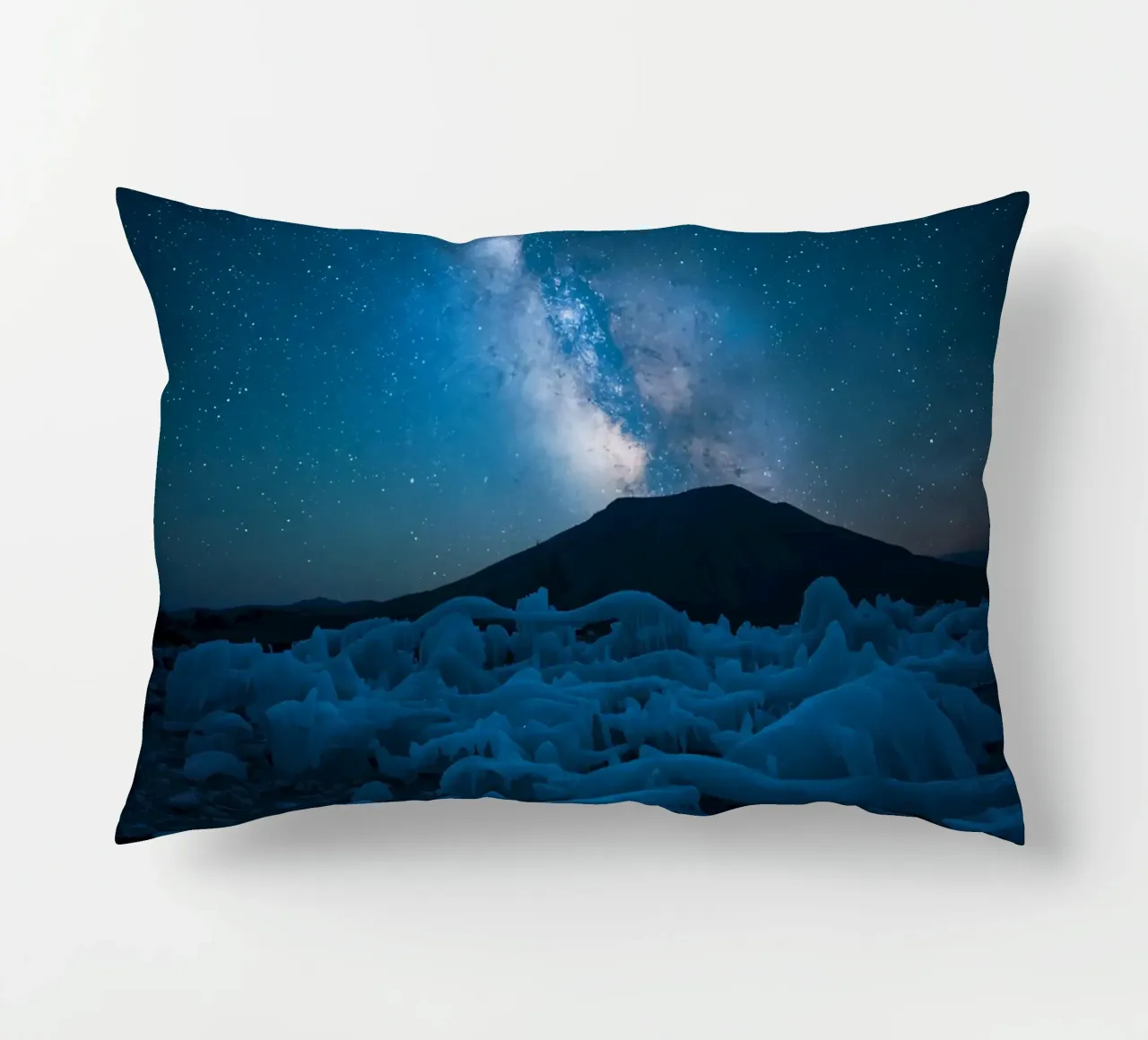 Paesaggio ghiacciato con montagna e Via Lattea di notte cuscino da DesignDoodle