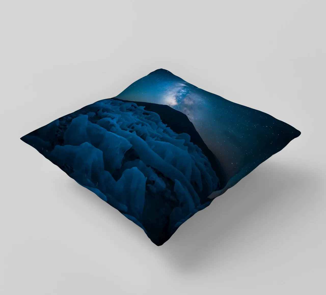 Paesaggio ghiacciato con montagna e Via Lattea di notte cuscino da DesignDoodle
