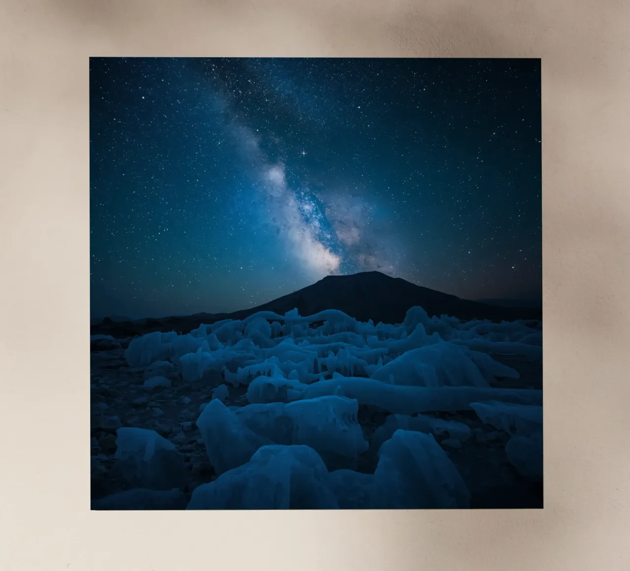Paesaggio ghiacciato con montagna e Via Lattea di notte pellicola backlit da DesignDoodle