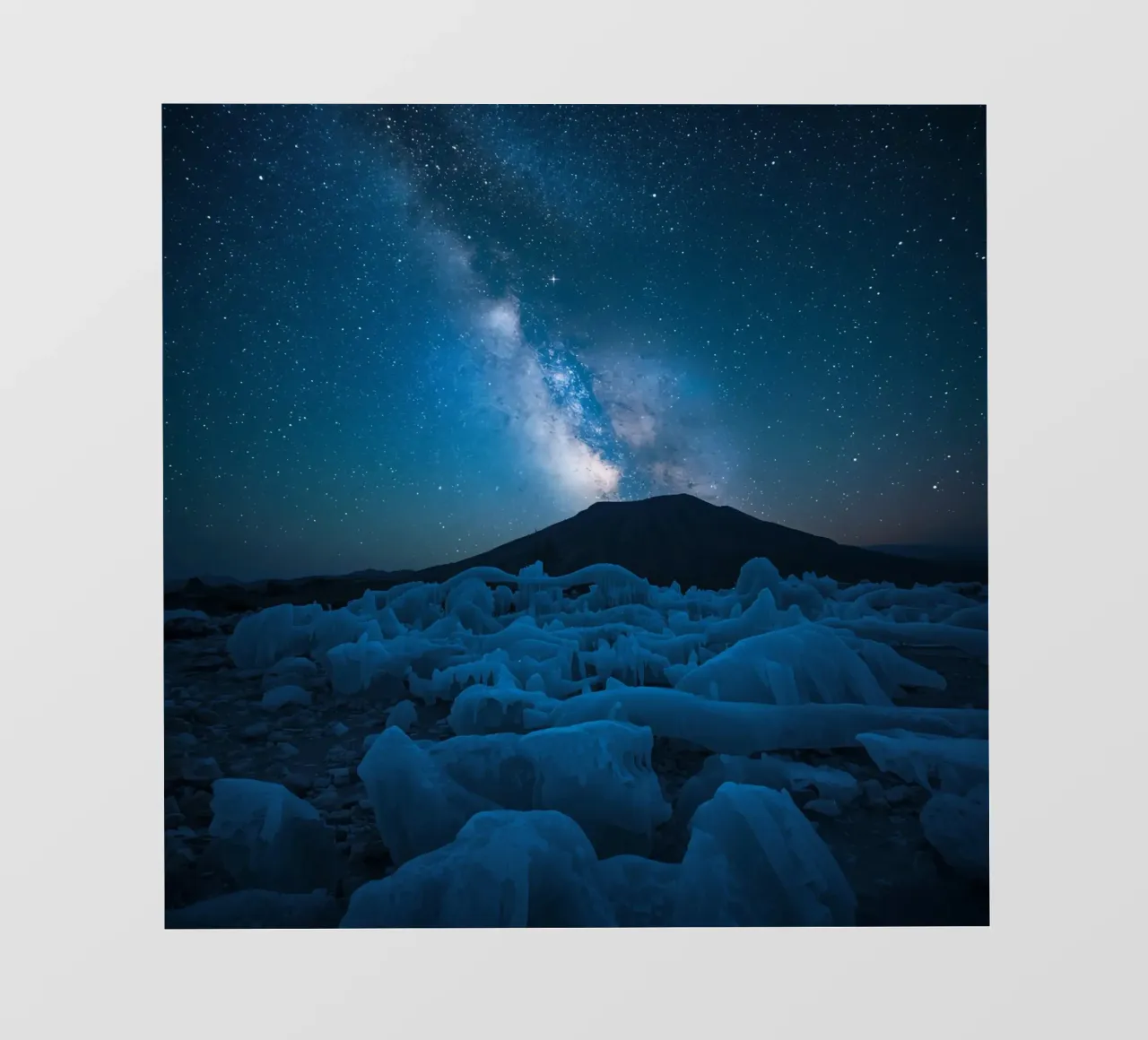 Paesaggio ghiacciato con montagna e Via Lattea di notte pellicola backlit da DesignDoodle