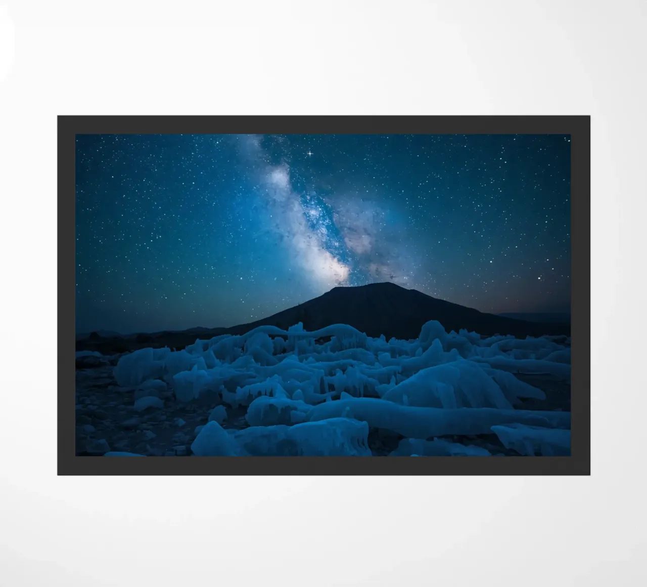 Paesaggio ghiacciato con montagna e Via Lattea di notte zerbino da DesignDoodle