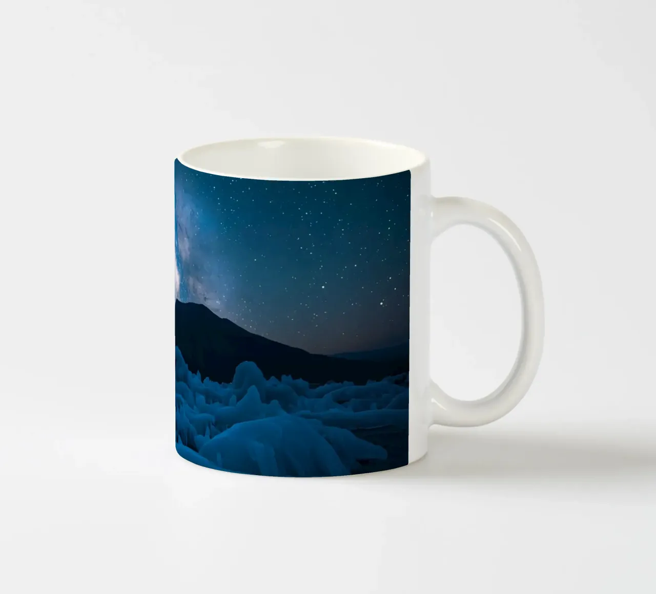 Paesaggio ghiacciato con montagna e Via Lattea di notte tazza in ceramica da DesignDoodle
