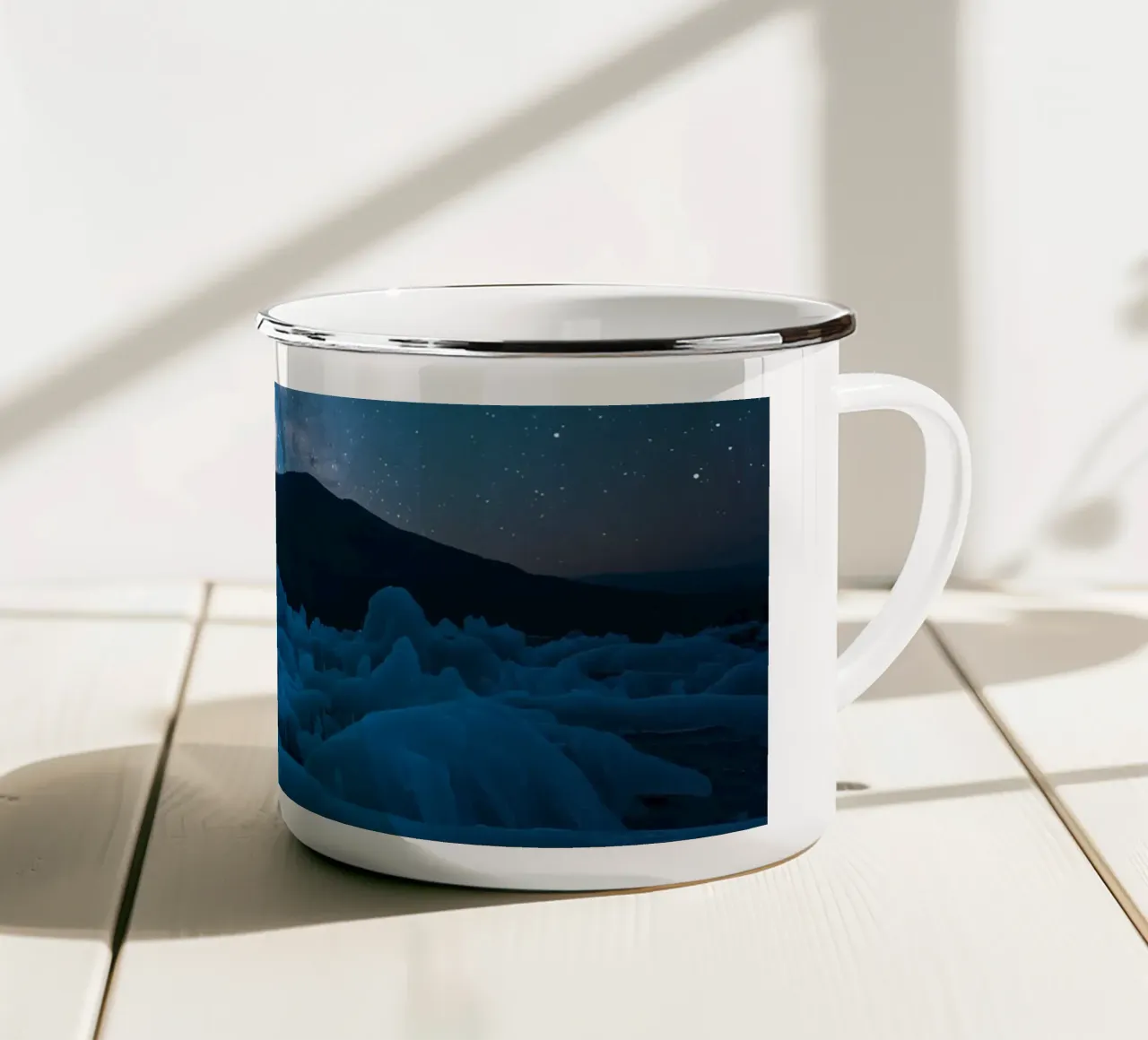 Paesaggio ghiacciato con montagna e Via Lattea di notte tazza in smalto da DesignDoodle
