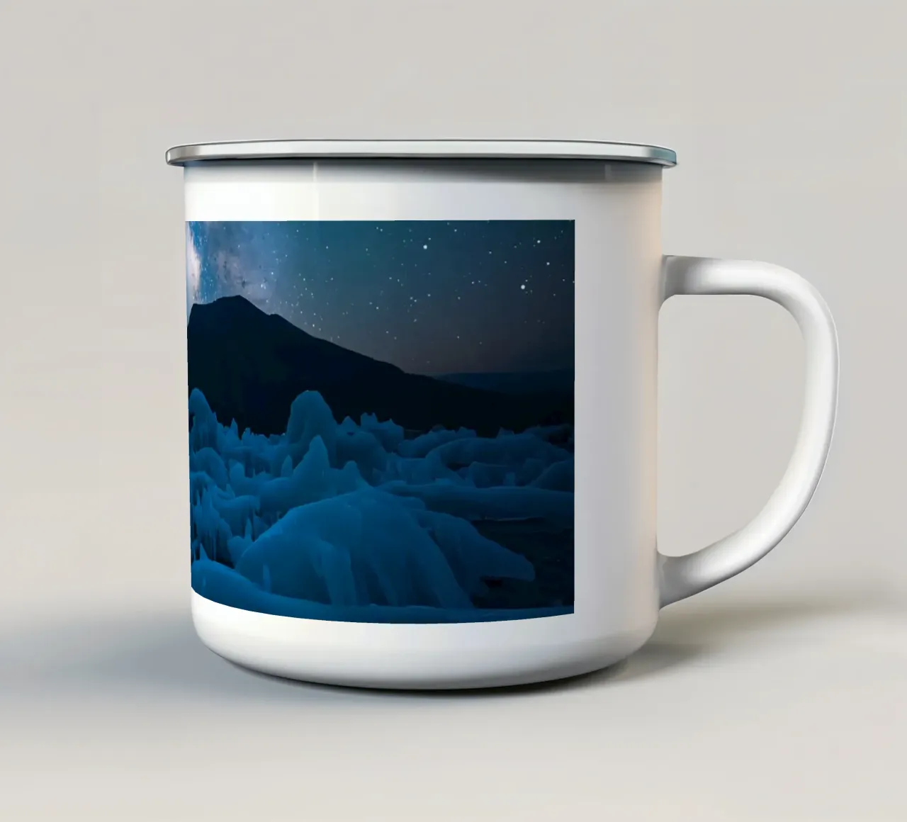 Paesaggio ghiacciato con montagna e Via Lattea di notte tazza in smalto da DesignDoodle