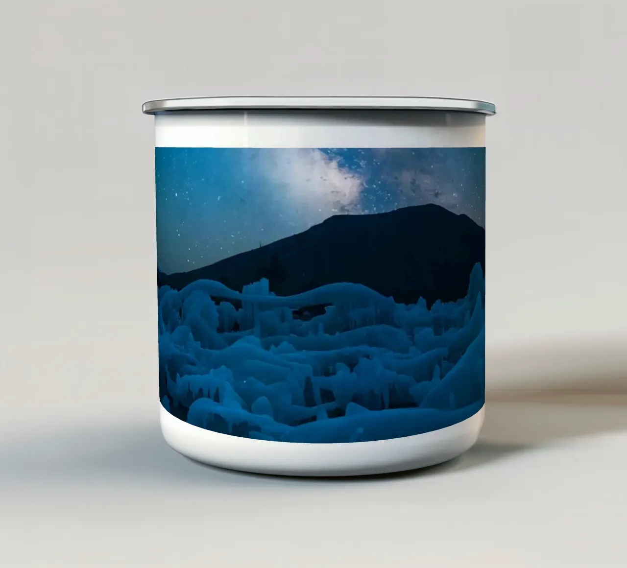 Paesaggio ghiacciato con montagna e Via Lattea di notte tazza in smalto da DesignDoodle