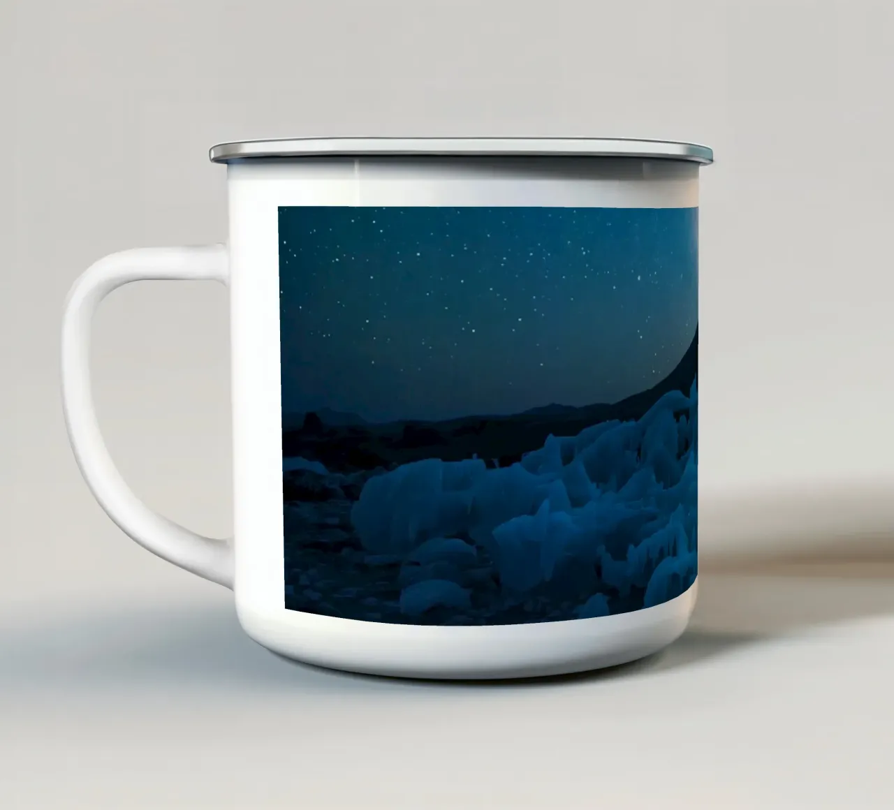 Paesaggio ghiacciato con montagna e Via Lattea di notte tazza in smalto da DesignDoodle