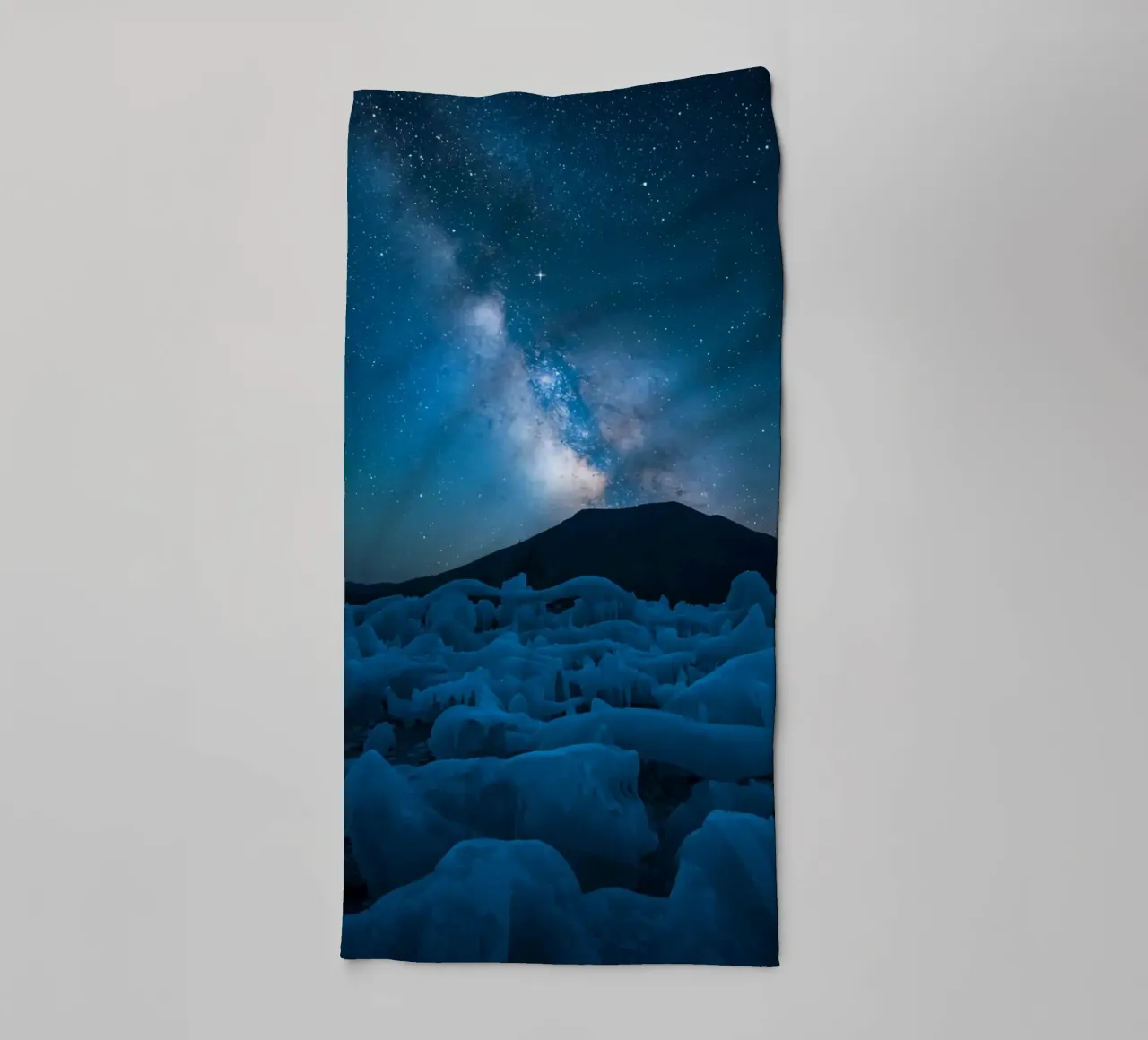 Paesaggio ghiacciato con montagna e Via Lattea di notte asciugamano da bagno da DesignDoodle