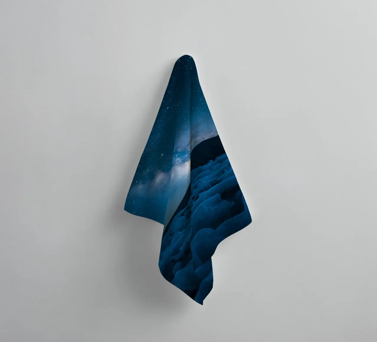 Paesaggio ghiacciato con montagna e Via Lattea di notte asciugamano da bagno da DesignDoodle