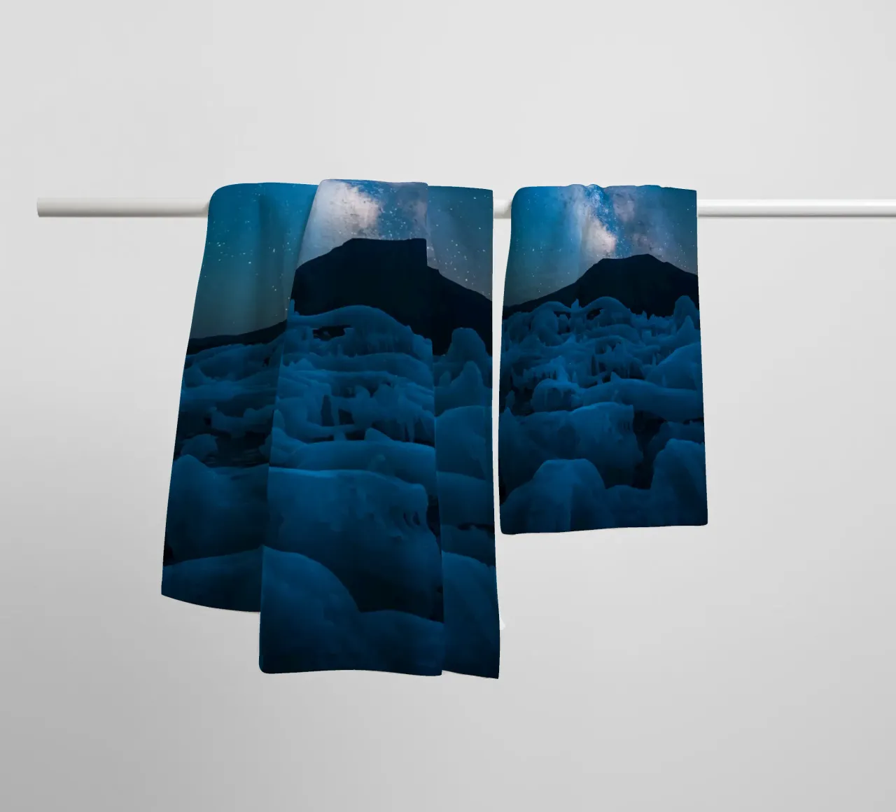 Paesaggio ghiacciato con montagna e Via Lattea di notte asciugamano da bagno da DesignDoodle