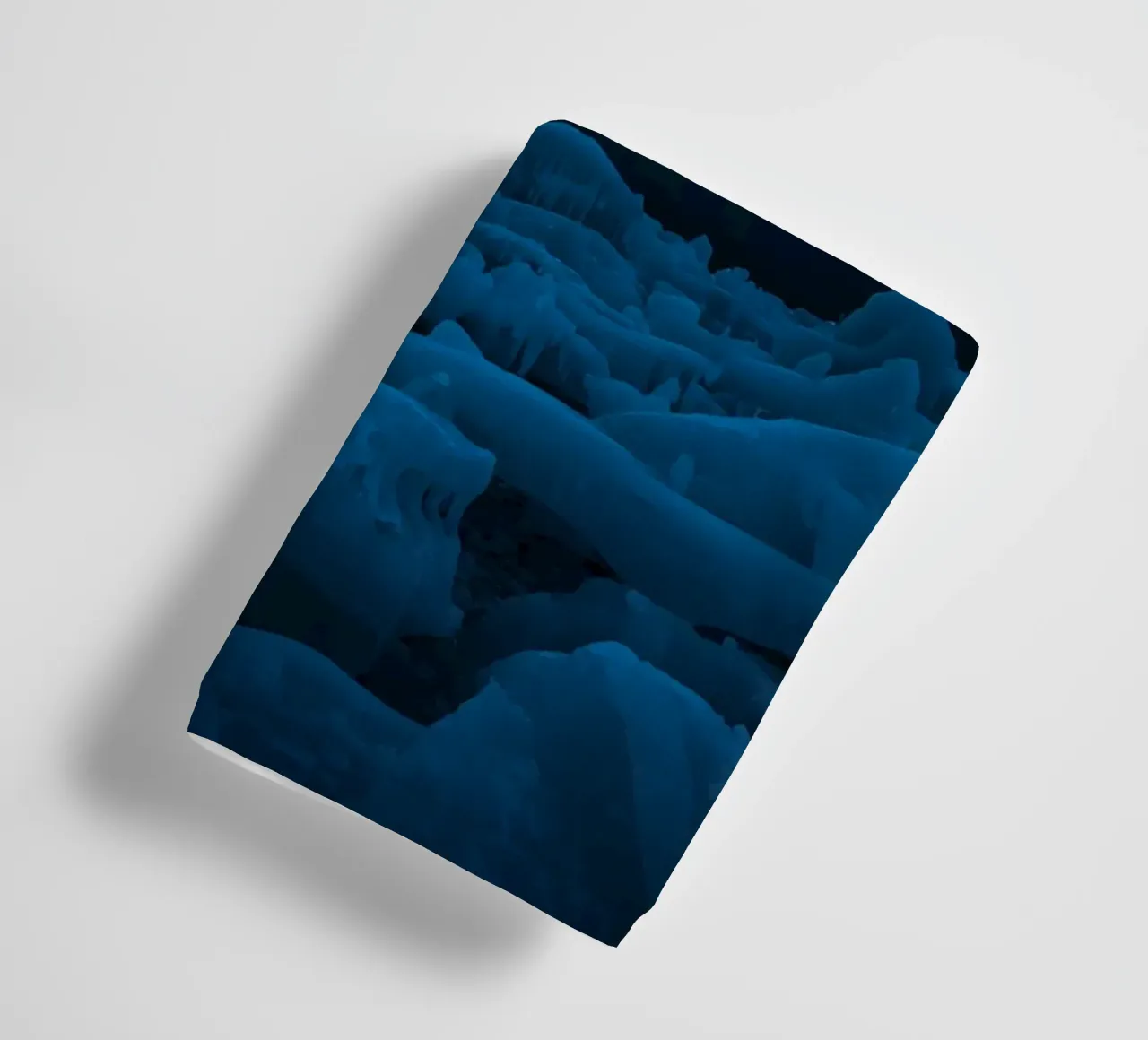 Paesaggio ghiacciato con montagna e Via Lattea di notte asciugamano da bagno da DesignDoodle