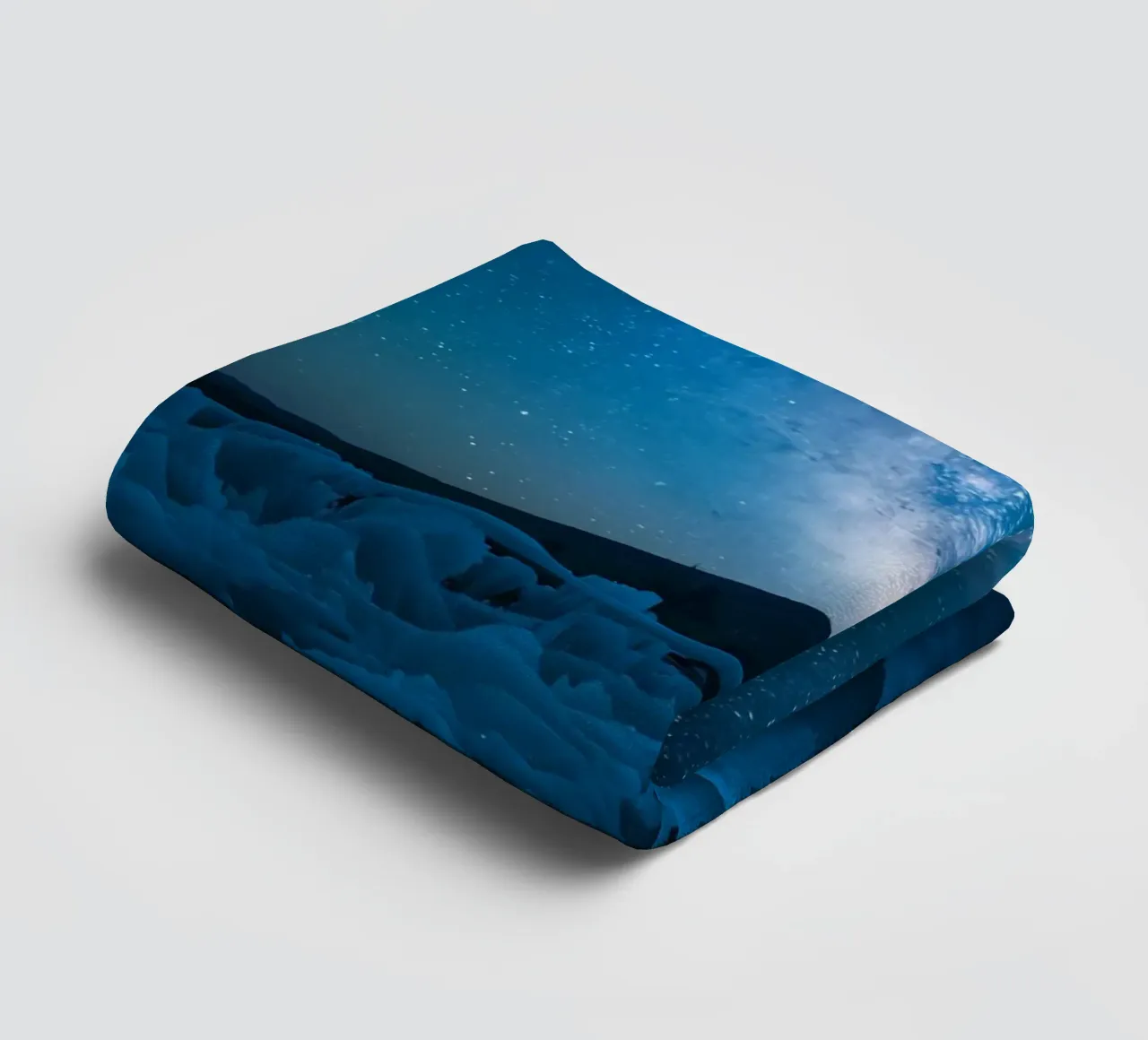 Paesaggio ghiacciato con montagna e Via Lattea di notte asciugamano da bagno da DesignDoodle