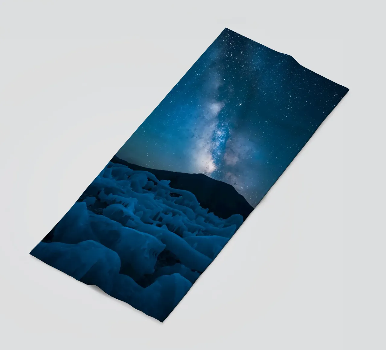 Paesaggio ghiacciato con montagna e Via Lattea di notte telo mare da DesignDoodle