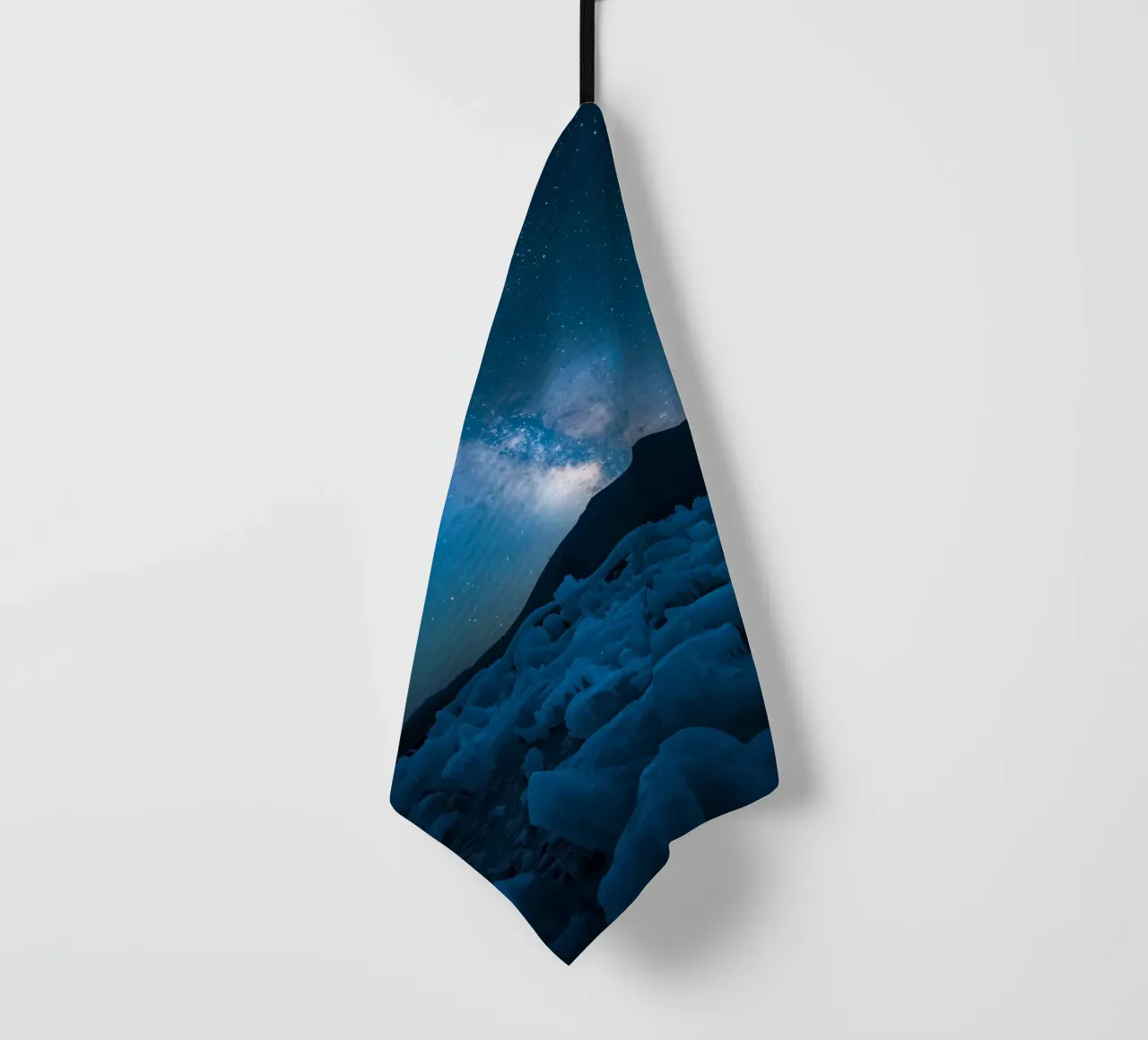 Paesaggio ghiacciato con montagna e Via Lattea di notte canovaccio da cucina da DesignDoodle