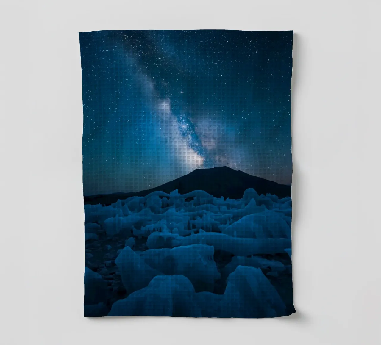 Paesaggio ghiacciato con montagna e Via Lattea di notte canovaccio da cucina da DesignDoodle