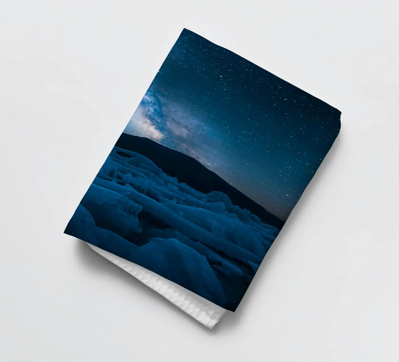 Paesaggio ghiacciato con montagna e Via Lattea di notte canovaccio da cucina da DesignDoodle