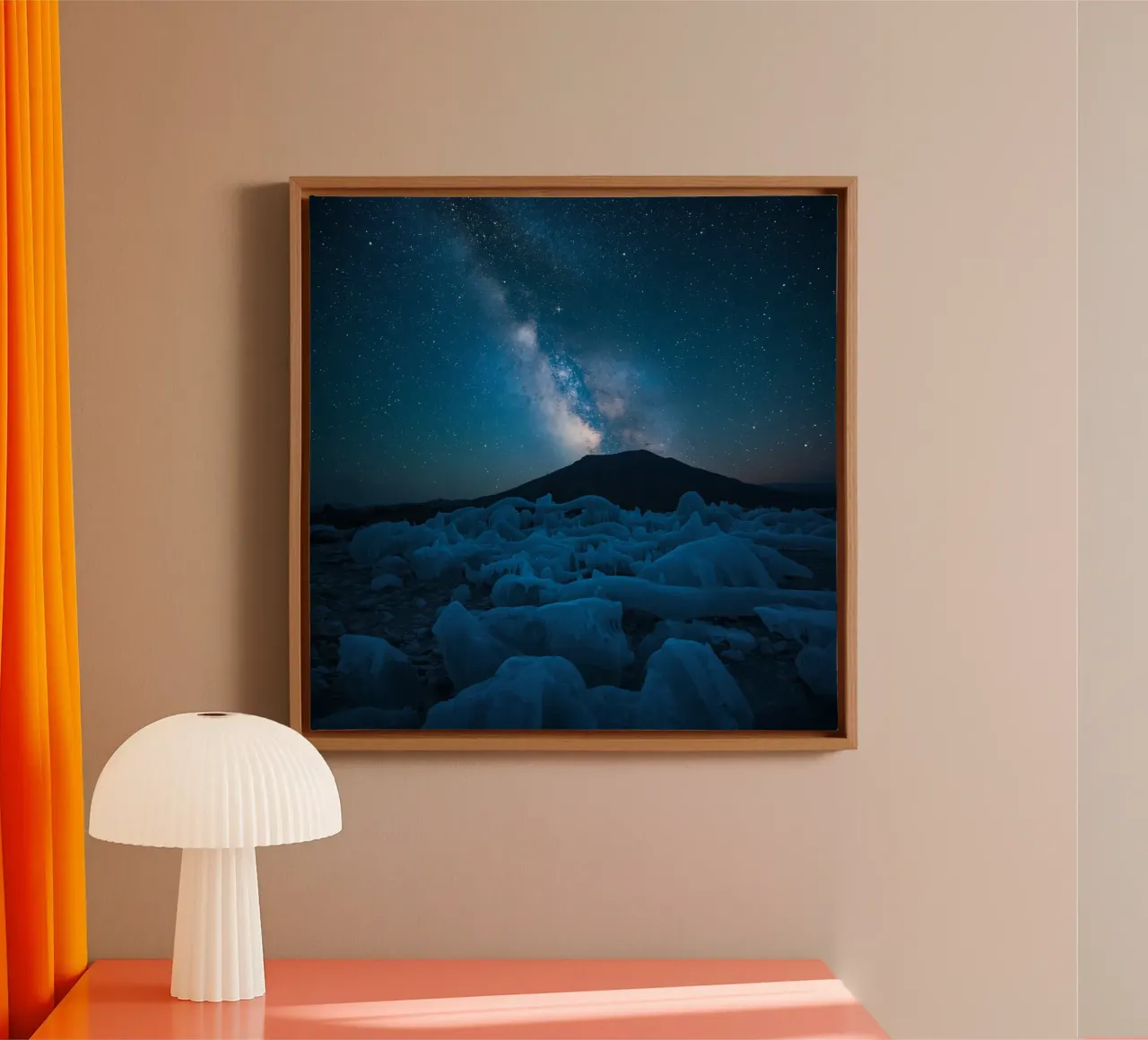 Paesaggio ghiacciato con montagna e Via Lattea di notte tela con Cornice a cassetta da DesignDoodle