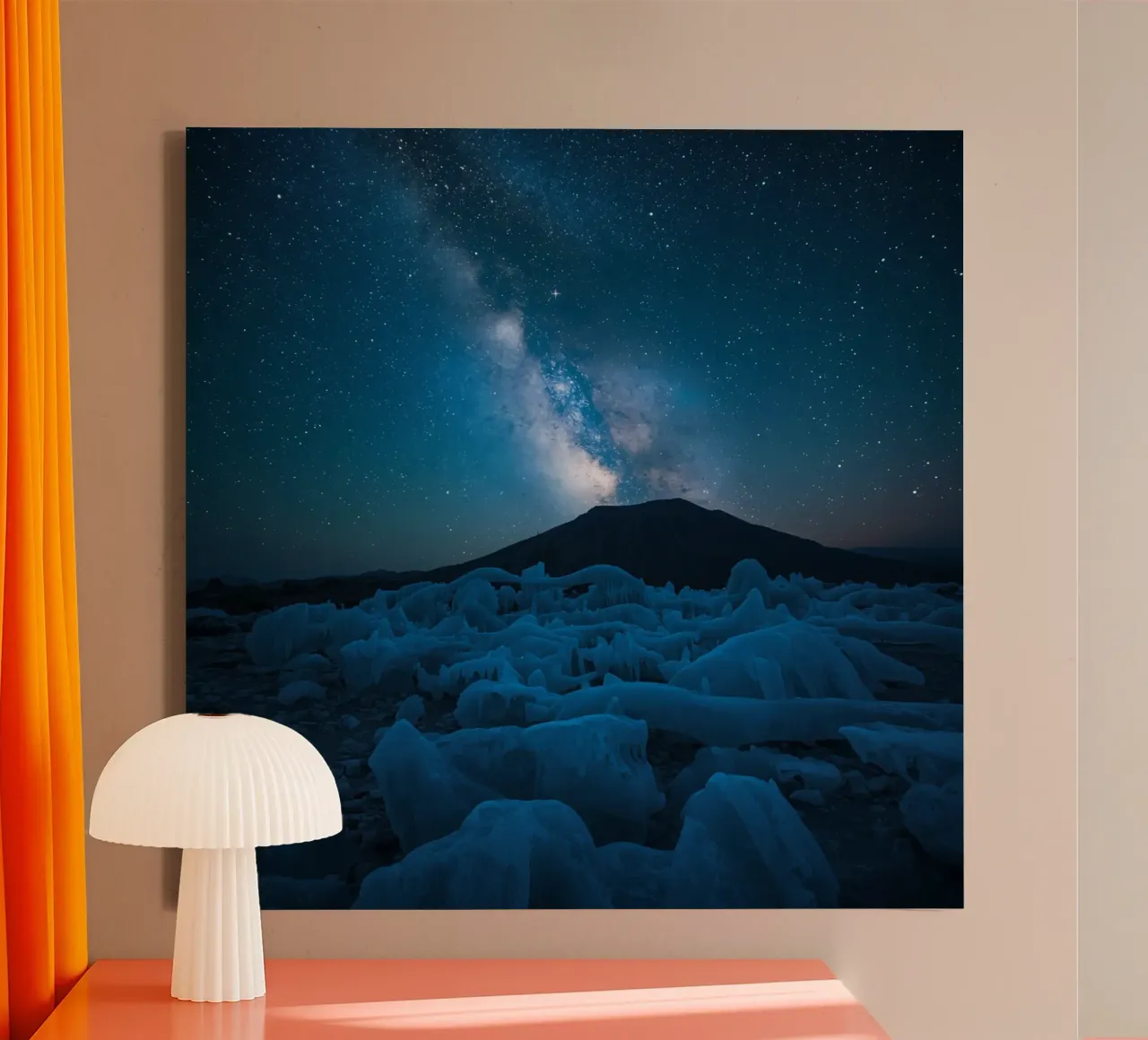 Paesaggio ghiacciato con montagna e Via Lattea di notte tela con Cornice a cassetta da DesignDoodle