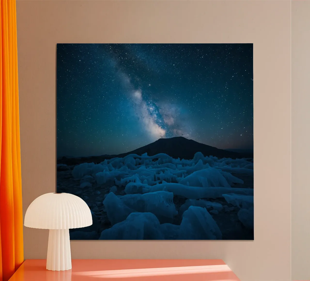 Paesaggio ghiacciato con montagna e Via Lattea di notte poster con telaio in plastica da DesignDoodle