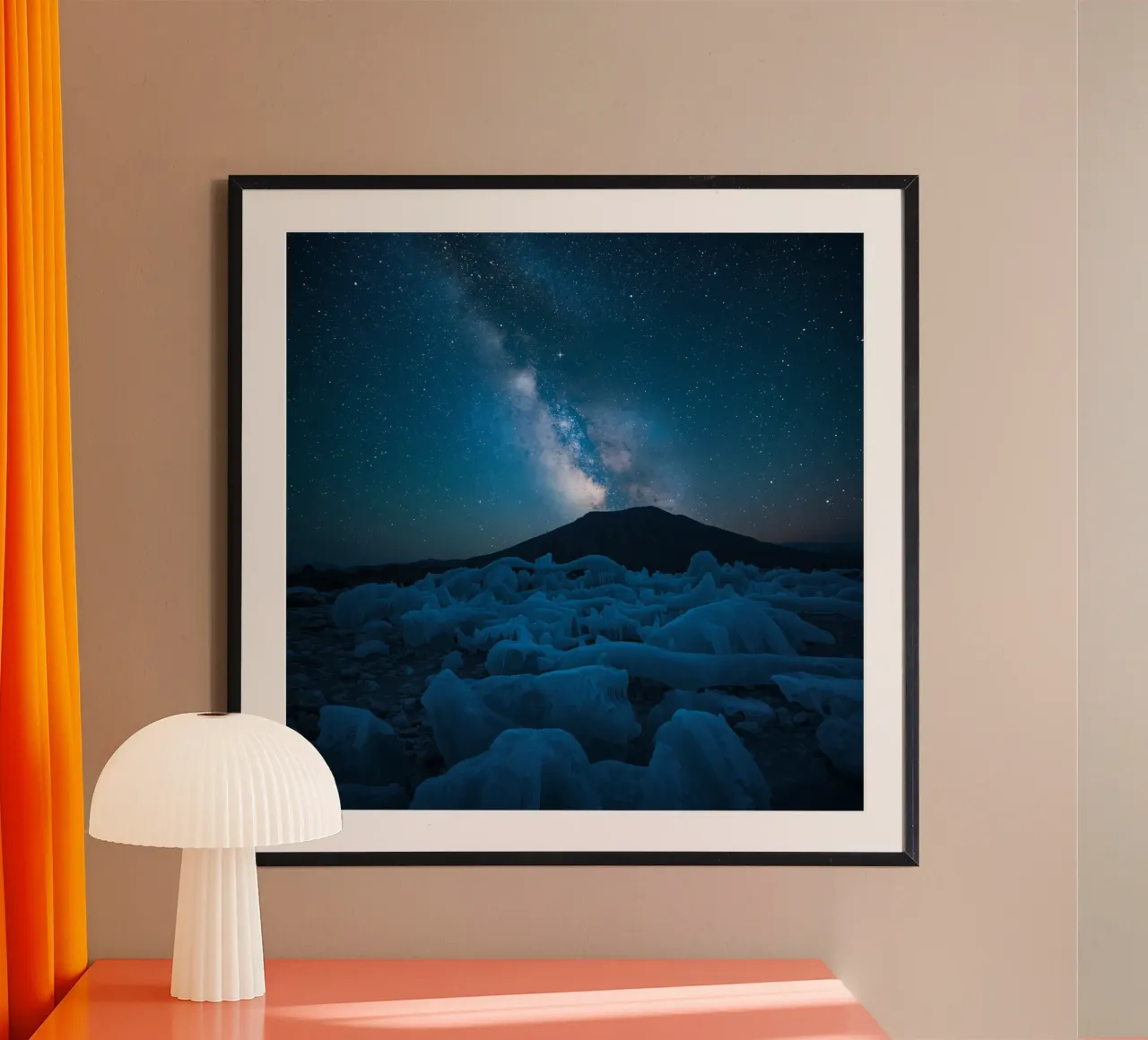 Paesaggio ghiacciato con montagna e Via Lattea di notte poster con telaio in plastica da DesignDoodle