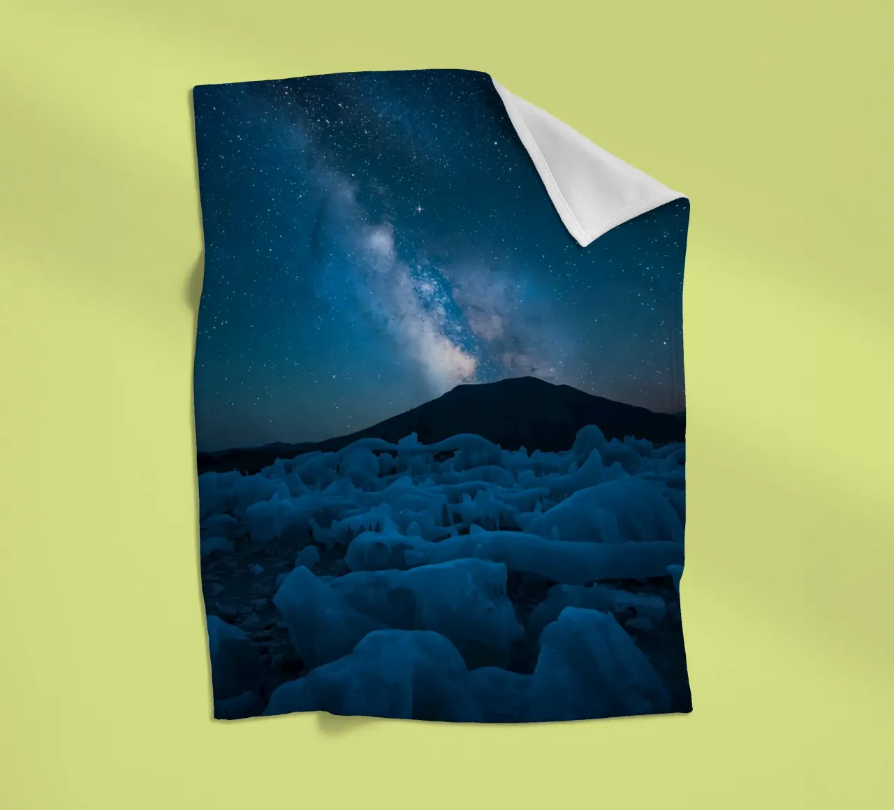 Paesaggio ghiacciato con montagna e Via Lattea di notte coperta in pile da DesignDoodle