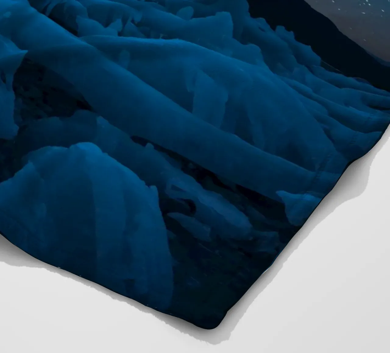 Paesaggio ghiacciato con montagna e Via Lattea di notte coperta in pile da DesignDoodle