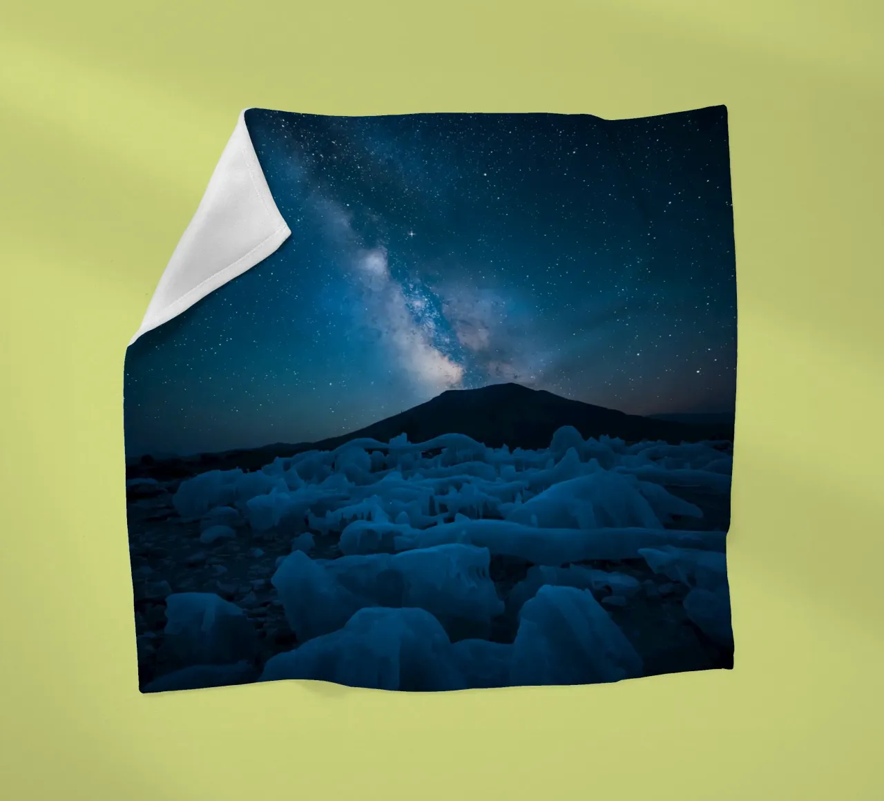 Paesaggio ghiacciato con montagna e Via Lattea di notte coperta in pile da DesignDoodle