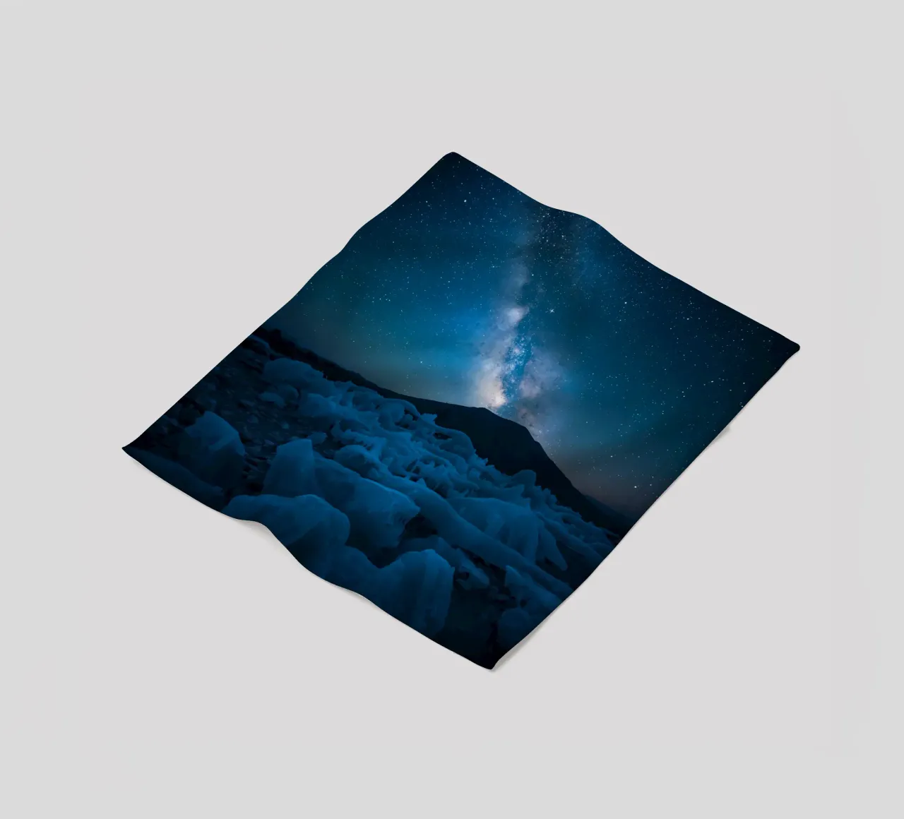 Paesaggio ghiacciato con montagna e Via Lattea di notte coperta in pile da DesignDoodle