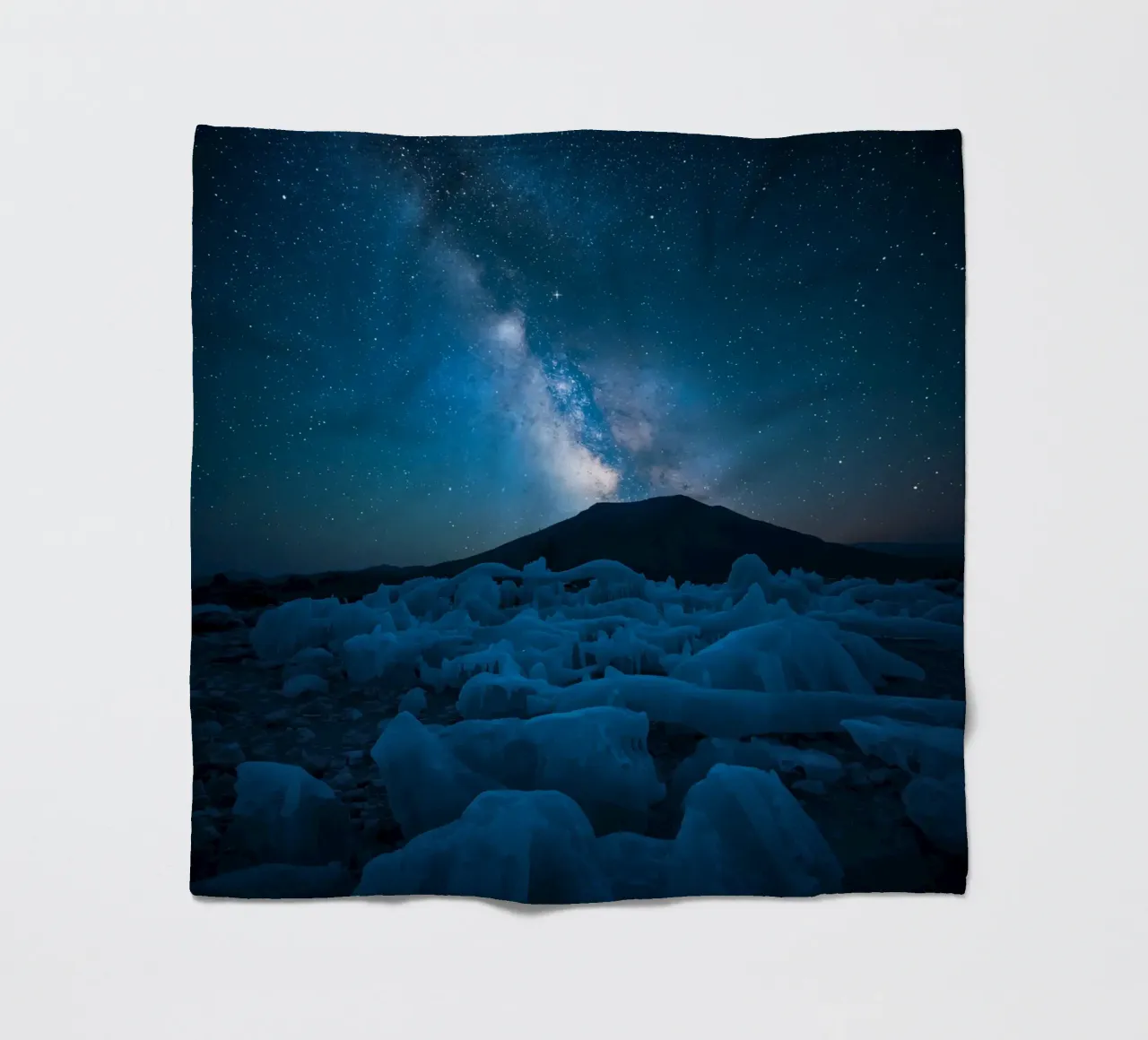 Paesaggio ghiacciato con montagna e Via Lattea di notte coperta in pile da DesignDoodle