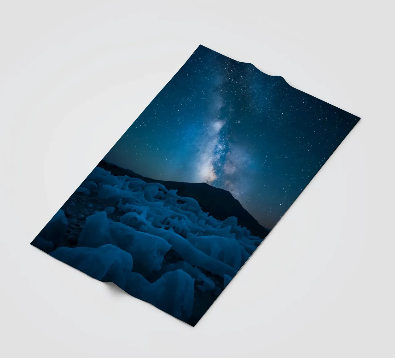 Paesaggio ghiacciato con montagna e Via Lattea di notte coperta in pile da DesignDoodle