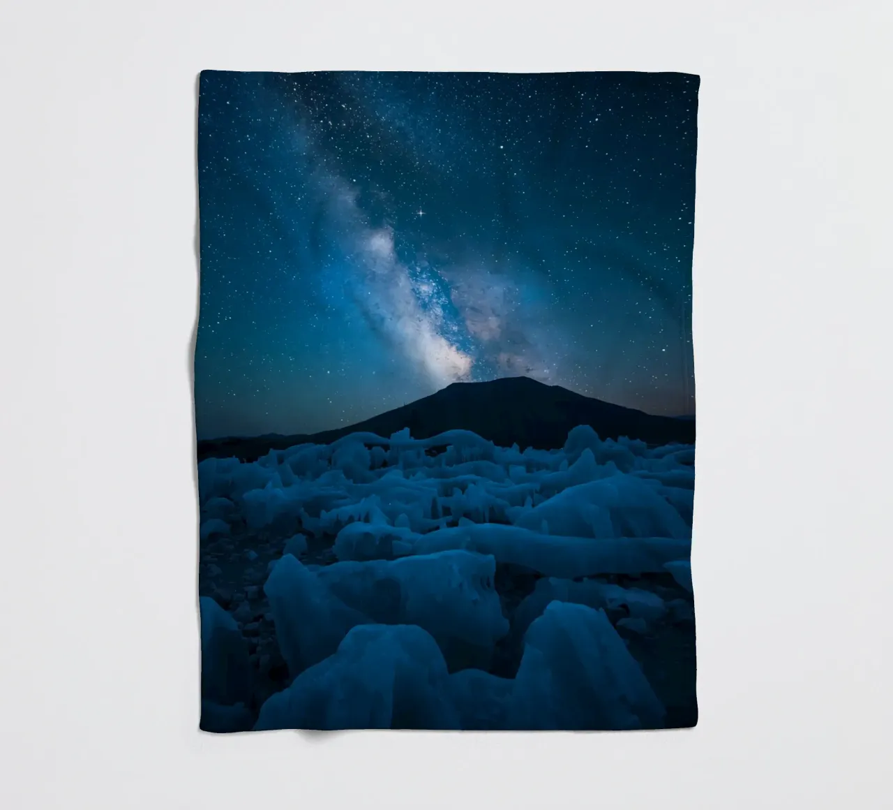 Paesaggio ghiacciato con montagna e Via Lattea di notte coperta in pile da DesignDoodle