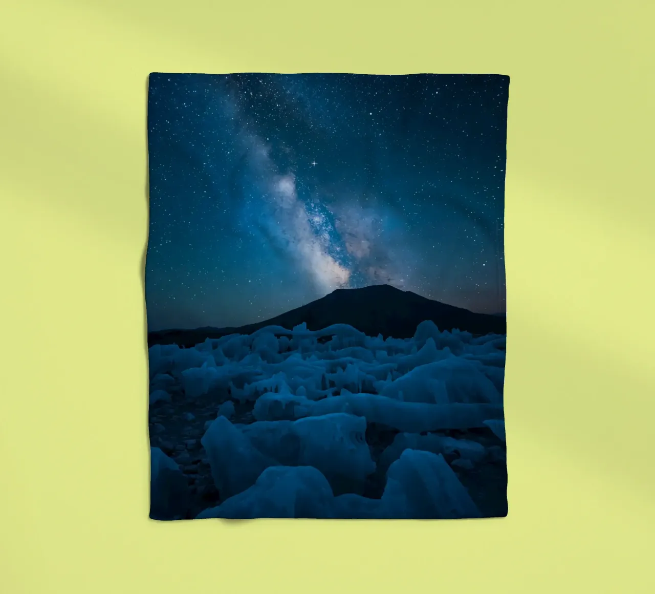 Paesaggio ghiacciato con montagna e Via Lattea di notte coperta in pile da DesignDoodle
