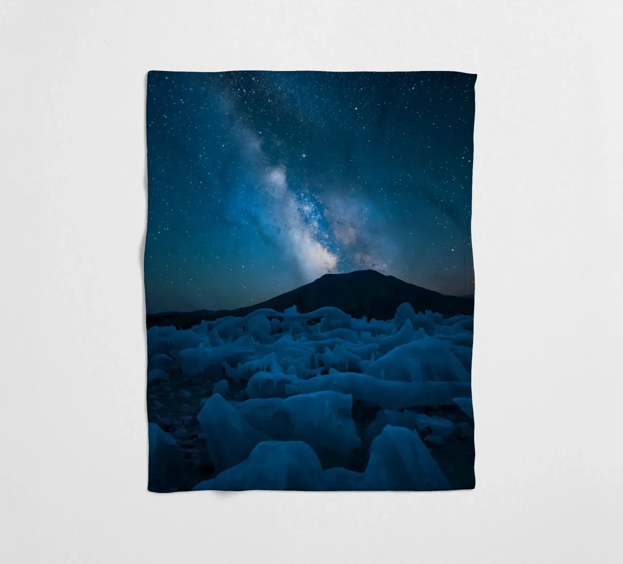 Paesaggio ghiacciato con montagna e Via Lattea di notte coperta in pile da DesignDoodle