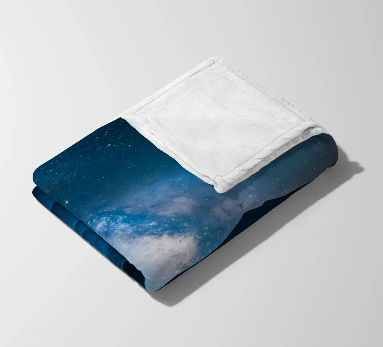 Paesaggio ghiacciato con montagna e Via Lattea di notte coperta in pile da DesignDoodle