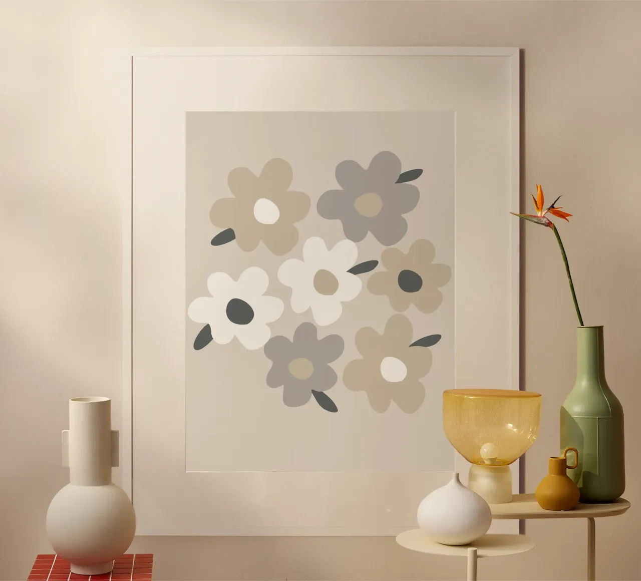 Design floreale grigio fiori bianchi su beige poster con telaio in legno da Alisa Knöß