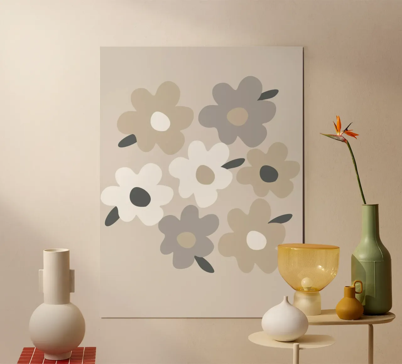 Design floreale grigio fiori bianchi su beige poster con telaio in legno da Alisa Knöß