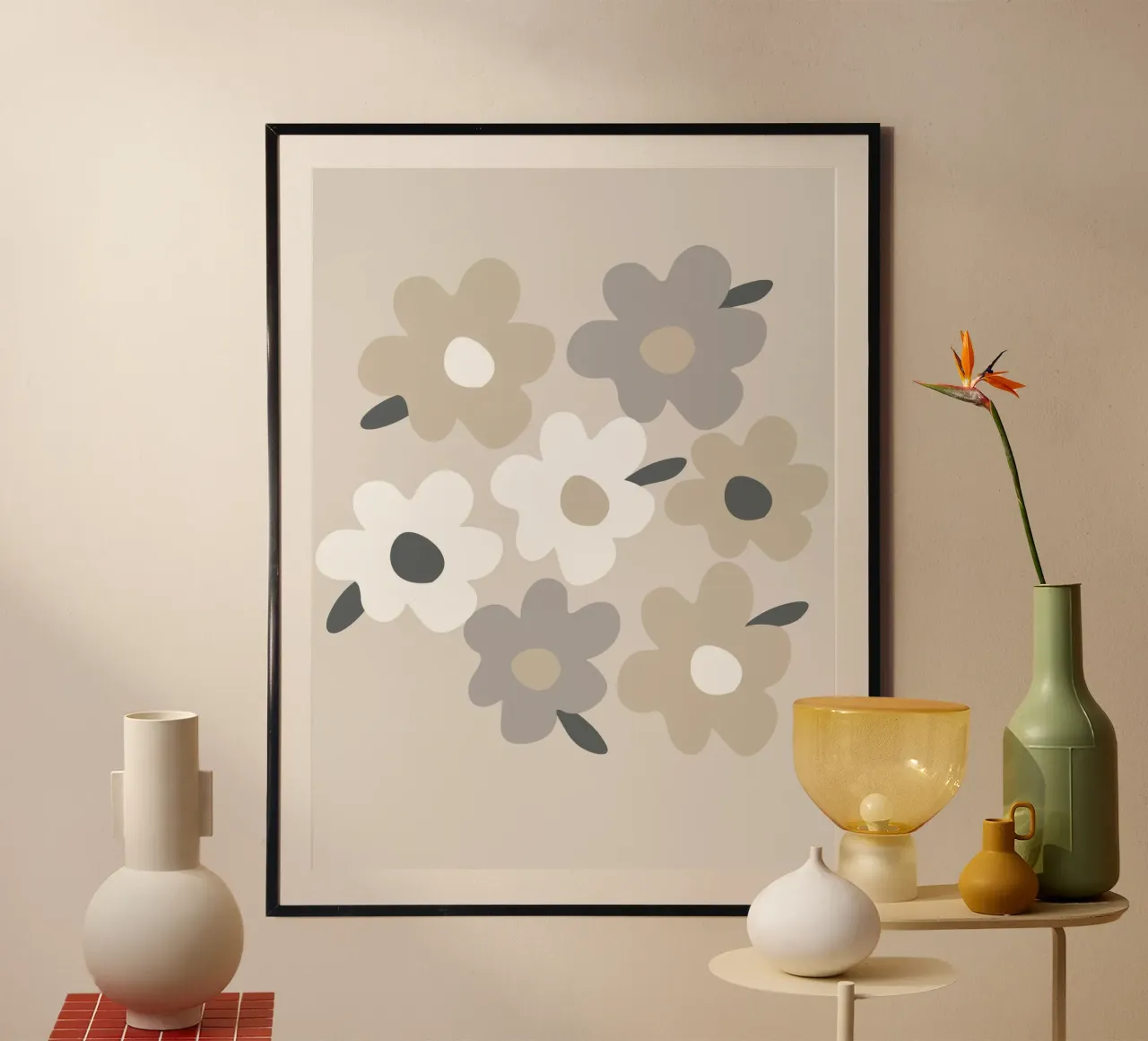Design floreale grigio fiori bianchi su beige poster con telaio in legno da Alisa Knöß