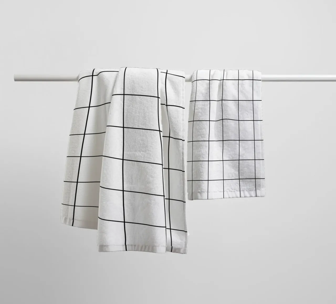 Minimal Basic Klassiek Groot Raster | Zwart en Wit badhanddoek van Beauty in Simplicity