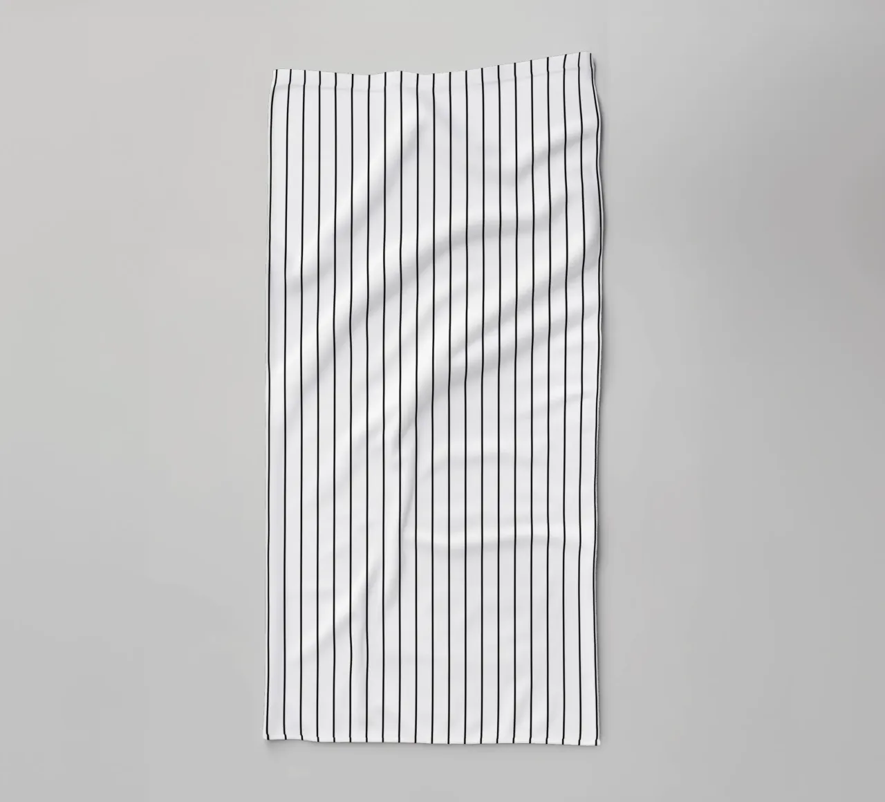 Minimal Basic Klassischer Nadelstreifen | Schwarz auf Weiß Handtuch von Beauty in Simplicity