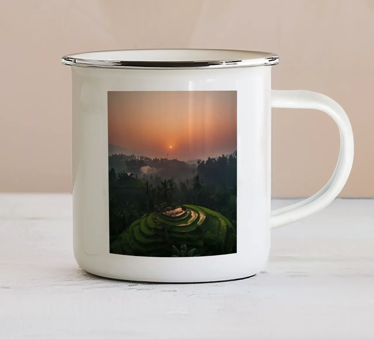 Alba su terrazzamenti di riso e palme tazza in smalto da DesignDoodle