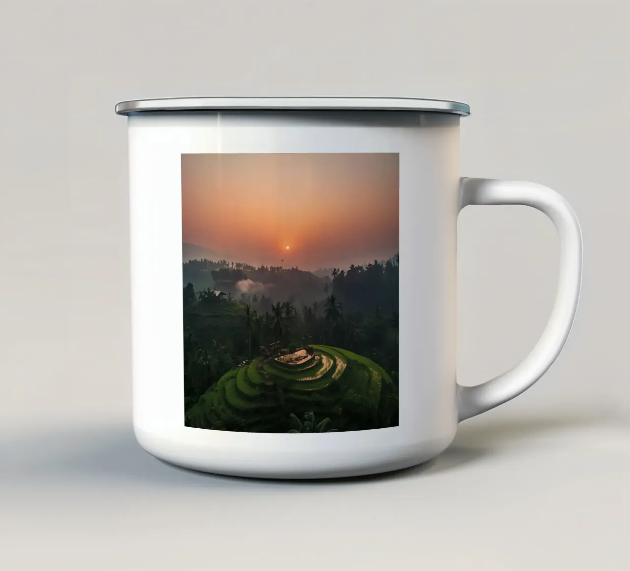 Alba su terrazzamenti di riso e palme tazza in smalto da DesignDoodle