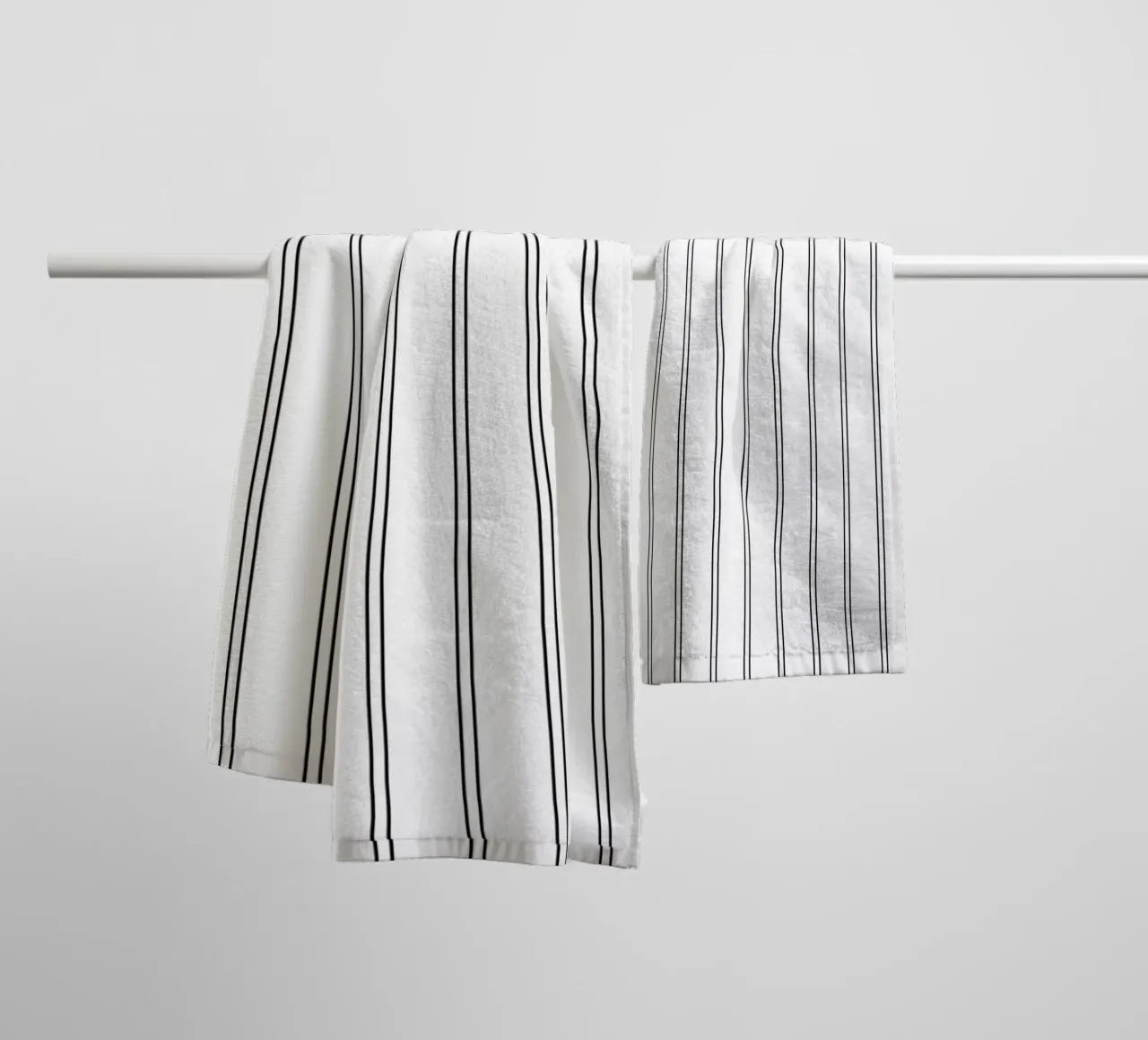 Minimal Basic Classic Doppie strisce nere su bianco asciugamano da bagno da Beauty in Simplicity