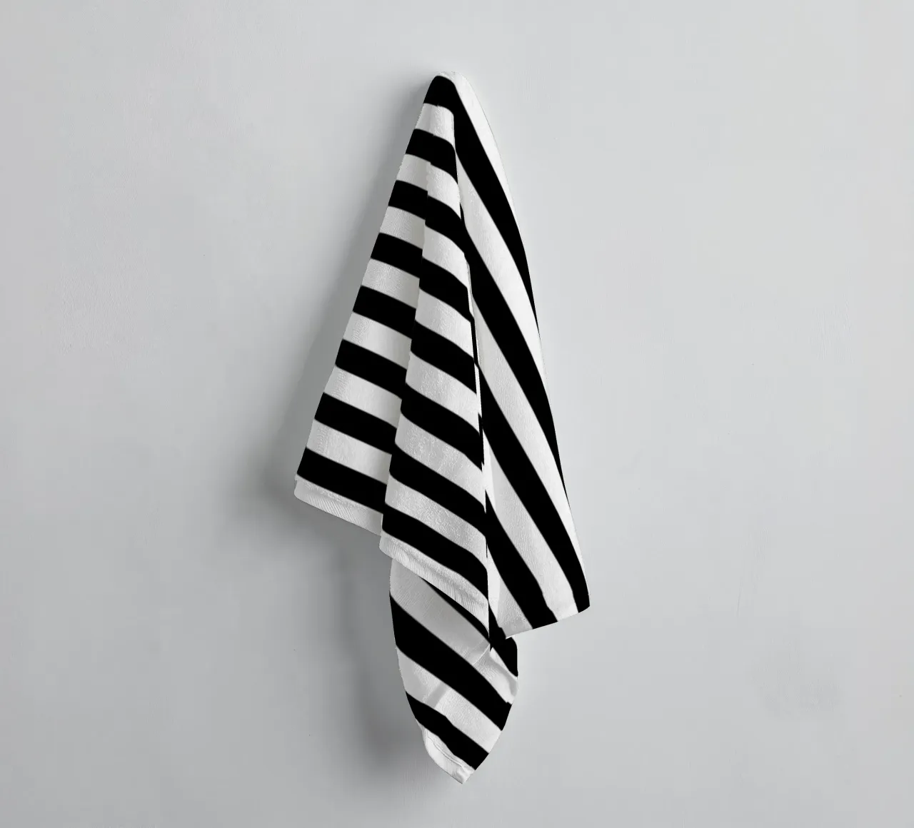 Minimal Basic Bold Stripes 1 | Nero su bianco asciugamano da bagno da Beauty in Simplicity
