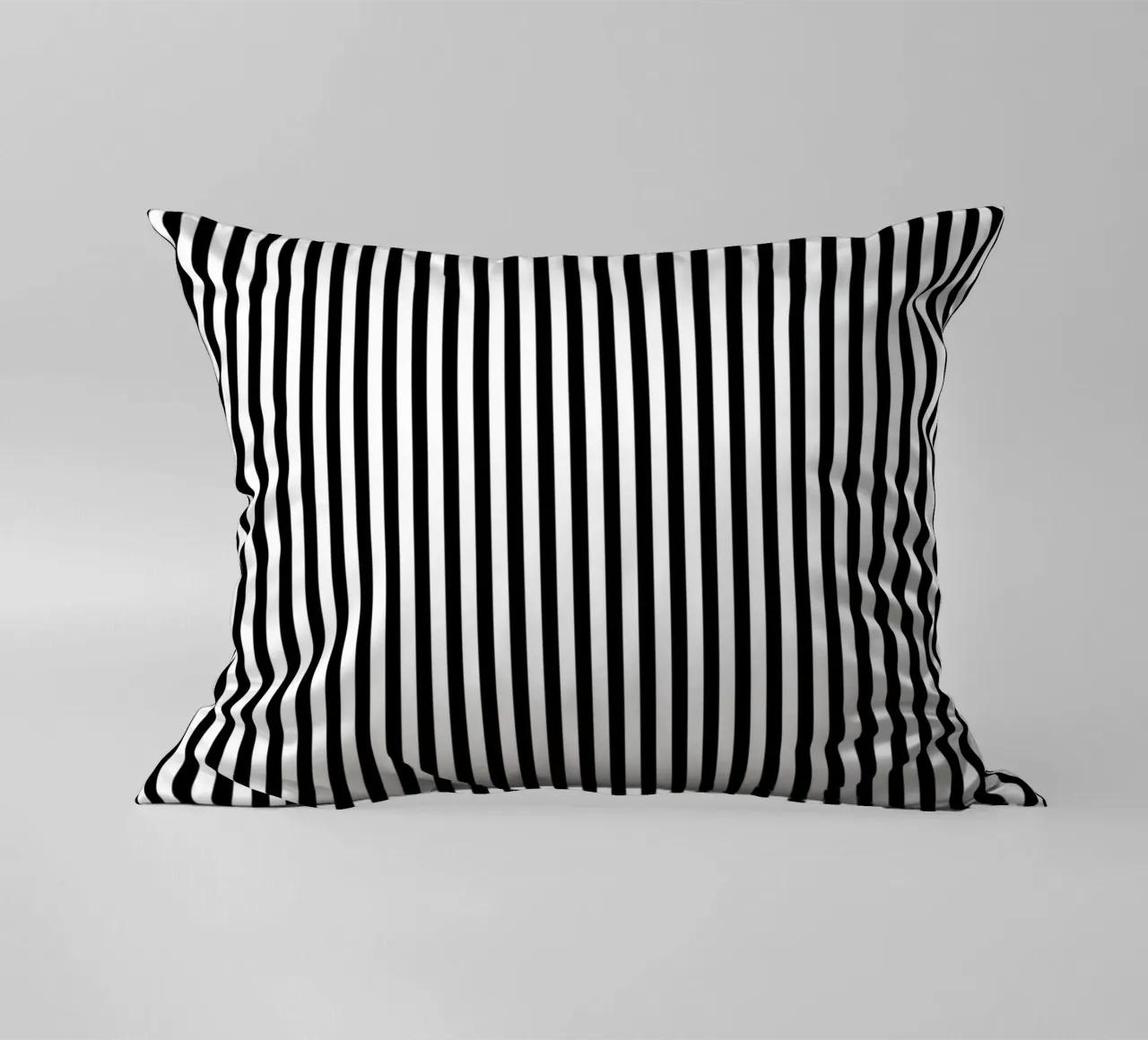 Minimal Basic Bold Stripes 2 | Nero su bianco cuscino da Beauty in Simplicity