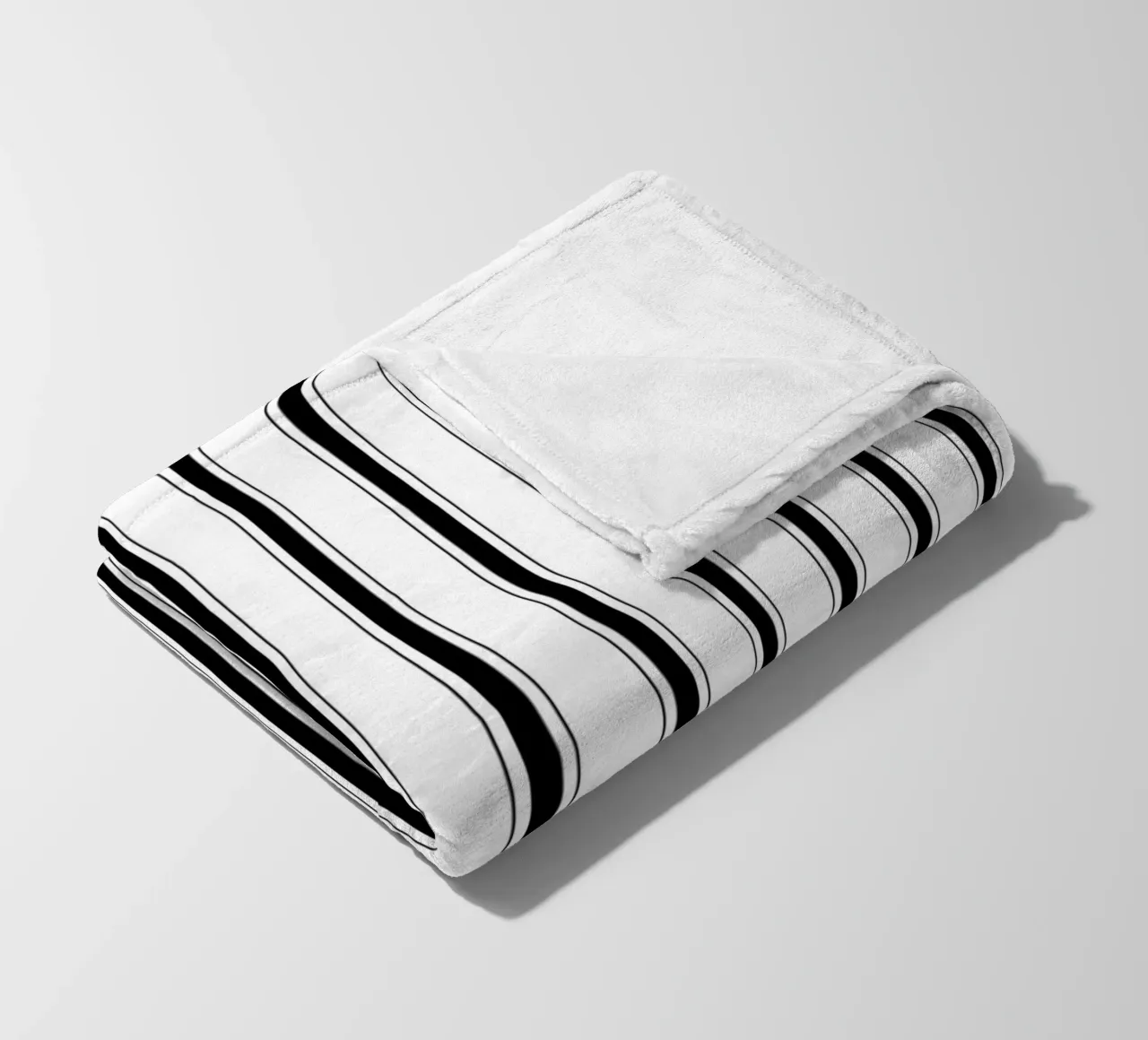 Agriturismo minimale a strisce miste | Nero su bianco coperta in pile da Beauty in Simplicity